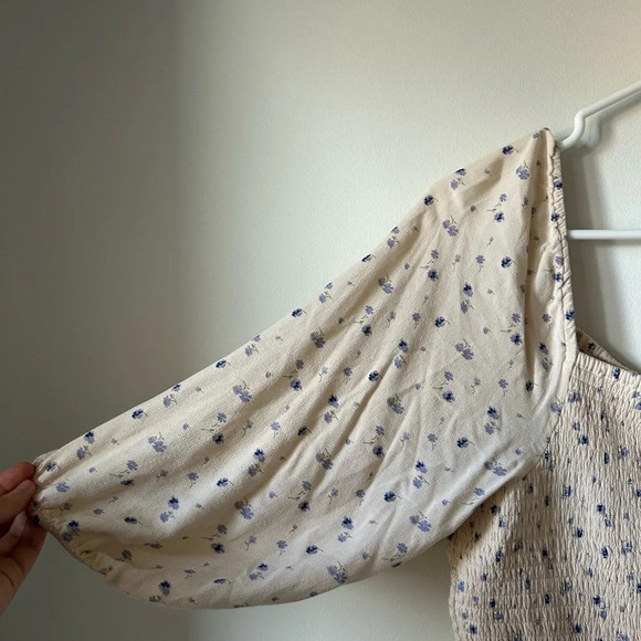 American Eagle Boho Ivory and Blue Floral Romper - Picture 4 of 5